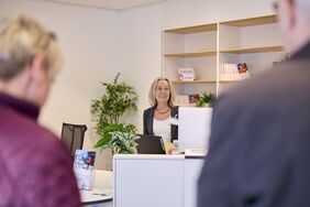 Geschäftsleitung Anja Orth bei der Eröffnungsrede