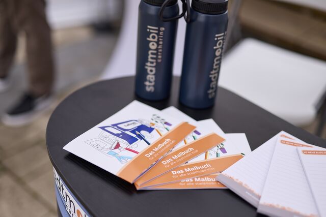 stadtmobil Giveaways: Malbuch, Block und Trinkflasche