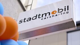 stadtmobil Schild und Luftballons