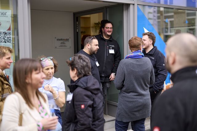 Team stadtmobil und Gäste bei der Eröffnungsfeier